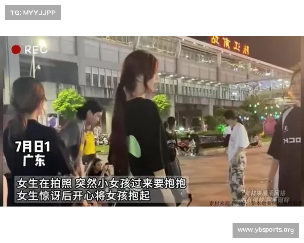 女生拍照时突然被小女孩要求抱抱惊讶后开心将其抱起瞬间温馨画面 女生拍照时突然被小女孩要求抱抱惊讶后开心将其抱起瞬间温馨画面