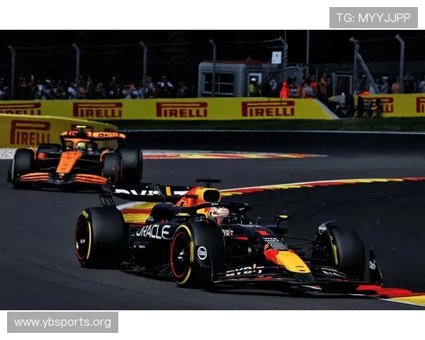 红牛车队东京路演维斯塔潘驾驶冠军赛车RB16B点燃全场激情秀