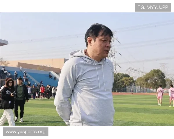 范志毅起身默唱国歌彰显老国足的敬畏与荣誉精神瞬间再现经典风采 范志毅起身默唱国歌彰显老国足的敬畏与荣誉精神瞬间再现经典风采