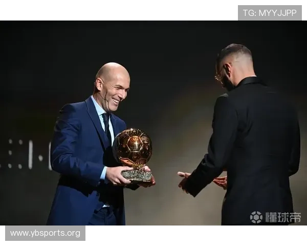 金球奖颁奖夜他场边深情亲吻奖杯全场掌声雷动见证荣耀时刻